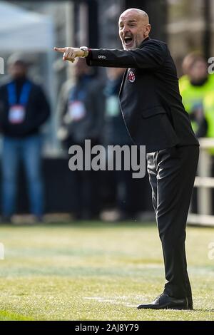 Bergamo, Italien. 22 Dezember, 2019: Stefano Pioli, Head Coach des AC Mailand, Gesten während der Serie ein Fußballspiel zwischen Atalanta BC und AC Mailand. Atalanta BC gewann 5-0 über AC Mailand. Credit: Nicolò Campo/Alamy leben Nachrichten Stockfoto