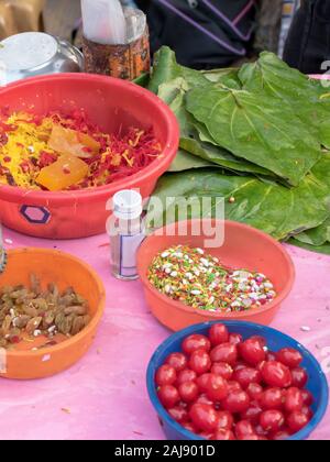 Verschiedene Arten von bunten Garnieren pan Masala verwendet Betelblatt banarasi paan mit selektiven Fokus zu verzieren Stockfoto