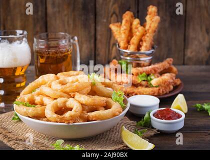 Zwiebelringe in Teig mit Soße und Käse Sticks. Bier Snacks. Platz kopieren Stockfoto