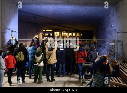 Stuttgart, Deutschland. 03 Jan, 2020. Während der "Open Days 2020" der Stuttgart 21 (S 21) Bahn Projekt, eine U-Bahn fährt durch einen Tunnel in der Nähe der geschlossenen DES taatsgalerie' Bahnhof, vor dem Besucher stehen. An drei Tagen können die Besucher die Stuttgart 21 Baustelle rund um den Hauptbahnhof. Credit: Sebastian Gollnow/dpa/Alamy leben Nachrichten Stockfoto