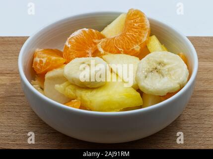 Gesund frischer Obstsalat auf hölzernen Tisch. Stockfoto