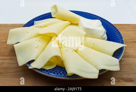 Verschiedene Arten von Käse auf einem Holztisch Stockfoto