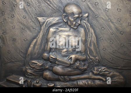 Bronze flachrelief von Mahatma Gandhi in Mani Bhavan Gandi Museum, Mumbai, Indien Stockfoto