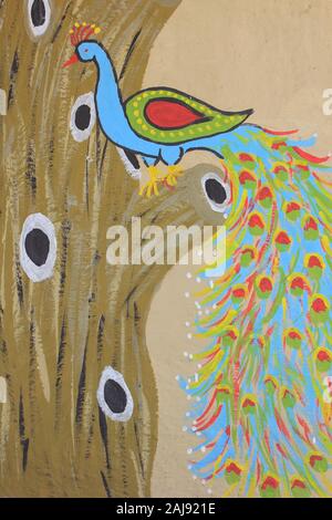 Tribal House Dekoration von Peacock, große Rann von Kutch, Gujarat Stockfoto