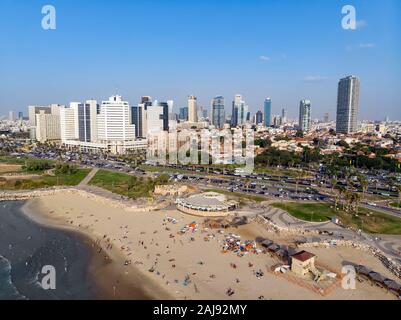 Panoramablick auf den Strand und das Stadtbild, Mittelmeer, Israel. Luftaufnahme von Menschen schwimmen und Liegen am Strand in Tel Aviv. Reisen Stockfoto