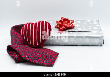Silber Geschenkbox, Krawatte, rote Herzen, auf weißem Hintergrund. Happy Vatertag Konzept. Stockfoto