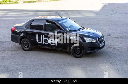 Samara, Russland - 25. Mai 2019: Uber Taxi geht die Straße runter am Nachmittag. Moderne City Taxi Stockfoto