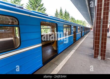 Samara, Russland - 26. Mai 2019: Blaue U-Bahn stand am Ende station Yungorodok Stockfoto