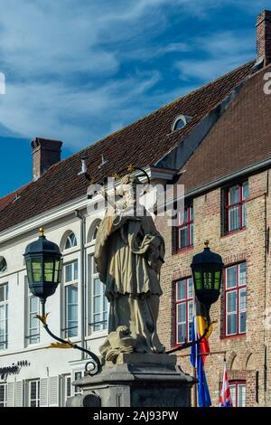 Statue des Heiligen Joannes Nepomucenus auf Wollestraat Brücke über den Dijver Canal in der Altstadt von Brügge, Belgien. Stockfoto