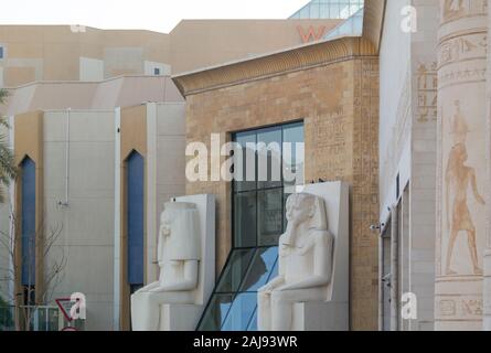 Schönes, modernes Design von alten ägyptischen Architektur inspiriert - Pharaonen und alten Symbole Ägyptens - Wafi Mall in Dubai Stockfoto