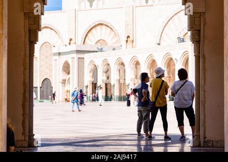 Casablanca, Marokko - 29. September 2019: Touristen vor der Hassan II Moschee stehende Stockfoto