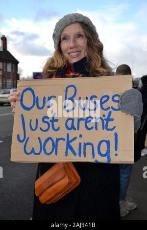 Eine von einer Gruppe von etwa 25 Demonstranten fordern bessere Busverbindungen durch Manchester, Vereinigtes Königreich, am 3. Januar 2020. Die Gruppe marschierte von der Stagecoach Bus Depot in Ardwick für das Amt des Bürgermeisters von Greater Manchester, Andy Burnham, auf der Oxford Road, in einer Petition von 11,510 Unterschriften zu übergeben. Die Demonstranten forderten die Busse wieder in öffentliche Kontrolle gebracht zu werden. Der Gruppe gehörten Andrew Gwynne, Labour MP für Denton und Rötlich in Greater Manchester und Shadow Minister für kommunale Angelegenheiten und örtliche Selbstverwaltung. Stockfoto