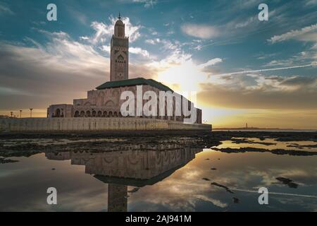 Blick auf die Hassan-II.-Moschee gegen Himmel mit Reflexion über Wasser - Casablanca, Marokko Stockfoto