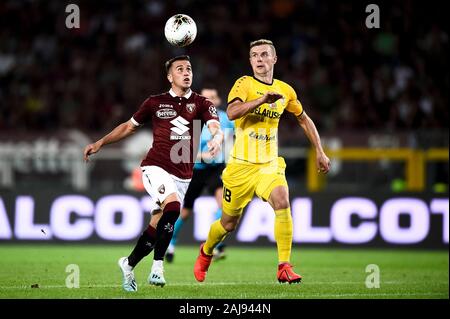 Turin, Italien. 8. August, 2019: Alejandro "Alex" Berenguer (L) von Torino FC konkurriert für die Kugel mit Pavel Rybak des FC Shakhtyor Soligorsk während der UEFA Europa League dritte Qualifying Runde Fußballspiel zwischen Torino FC und FC Shakhtyor Soligorsk. Torino FC gewann 5-0 über FC Shakhtyor Soligorsk. Credit: Nicolò Campo/Alamy leben Nachrichten Stockfoto