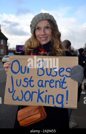 Eine von einer Gruppe von etwa 25 Demonstranten fordern bessere Busverbindungen durch Manchester, Vereinigtes Königreich, am 3. Januar 2020. Die Gruppe marschierte von der Stagecoach Bus Depot in Ardwick für das Amt des Bürgermeisters von Greater Manchester, Andy Burnham, auf der Oxford Road, in einer Petition von 11,510 Unterschriften zu übergeben. Die Demonstranten forderten die Busse wieder in öffentliche Kontrolle gebracht zu werden. Der Gruppe gehörten Andrew Gwynne, Labour MP für Denton und Rötlich in Greater Manchester und Shadow Minister für kommunale Angelegenheiten und örtliche Selbstverwaltung. Stockfoto