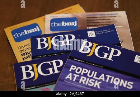 Allgemeine Ansicht von einem Haufen BJGP (British Journal of General Practice) und BMJ (British Medical Journal) Zeitschriften. PA-Foto. Bild Datum: Freitag, 3. Januar 2020. Photo Credit: Andrew Matthews/PA-Kabel Stockfoto