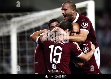 Turin, Italien. 8. August 2019: Andrea Belotti von Torino FC feiert mit seinen Mannschaftskameraden, nachdem er ein Ziel während der UEFA Europa League dritte Qualifying Runde Fußballspiel zwischen Torino FC und FC Shakhtyor Soligorsk. Torino FC gewann 5-0 über FC Shakhtyor Soligorsk. Credit: Nicolò Campo/Alamy leben Nachrichten Stockfoto