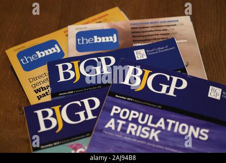 Allgemeine Ansicht von einem Haufen BJGP (British Journal of General Practice) und BMJ (British Medical Journal) Zeitschriften. PA-Foto. Bild Datum: Freitag, 3. Januar 2020. Photo Credit: Andrew Matthews/PA-Kabel Stockfoto