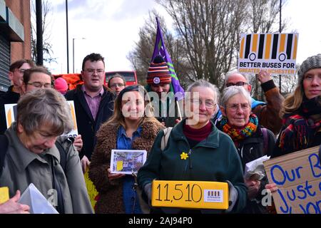 Eine Gruppe von etwa 25 Demonstranten fordern bessere Busverbindungen durch Manchester, Vereinigtes Königreich, am 3. Januar 2020. Die Gruppe marschierte von der Stagecoach Bus Depot in Ardwick für das Amt des Bürgermeisters von Greater Manchester, Andy Burnham, auf der Oxford Road, in einer Petition von 11,510 Unterschriften zu übergeben. Die Demonstranten forderten die Busse wieder in öffentliche Kontrolle gebracht zu werden. Der Gruppe gehörten Andrew Gwynne, Labour MP für Denton und Rötlich in Greater Manchester und Shadow Minister für kommunale Angelegenheiten und örtliche Selbstverwaltung. Stockfoto