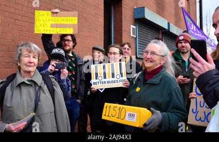 Eine Gruppe von etwa 25 Demonstranten fordern bessere Busverbindungen durch Manchester, Vereinigtes Königreich, am 3. Januar 2020. Die Gruppe marschierte von der Stagecoach Bus Depot in Ardwick für das Amt des Bürgermeisters von Greater Manchester, Andy Burnham, auf der Oxford Road, in einer Petition von 11,510 Unterschriften zu übergeben. Die Demonstranten forderten die Busse wieder in öffentliche Kontrolle gebracht zu werden. Der Gruppe gehörten Andrew Gwynne, Labour MP für Denton und Rötlich in Greater Manchester und Shadow Minister für kommunale Angelegenheiten und örtliche Selbstverwaltung. Stockfoto