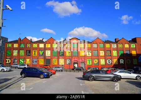 Lerne von gestern, lebe für heute, für Morgen riesigen Schriftzug auf Gebäude in Leeds yorkshire United Kingdom Stockfoto