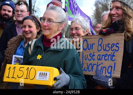 Eine Gruppe von etwa 25 Demonstranten fordern bessere Busverbindungen durch Manchester, Vereinigtes Königreich, am 3. Januar 2020. Die Gruppe marschierte von der Stagecoach Bus Depot in Ardwick für das Amt des Bürgermeisters von Greater Manchester, Andy Burnham, auf der Oxford Road, in einer Petition von 11,510 Unterschriften zu übergeben. Die Demonstranten forderten die Busse wieder in öffentliche Kontrolle gebracht zu werden. Der Gruppe gehörten Andrew Gwynne, Labour MP für Denton und Rötlich in Greater Manchester und Shadow Minister für kommunale Angelegenheiten und örtliche Selbstverwaltung. Stockfoto