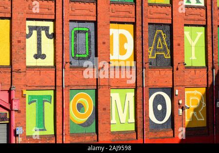 Riesige Schriftzüge auf Gebäude in Leeds yorkshire United Kingdom Stockfoto