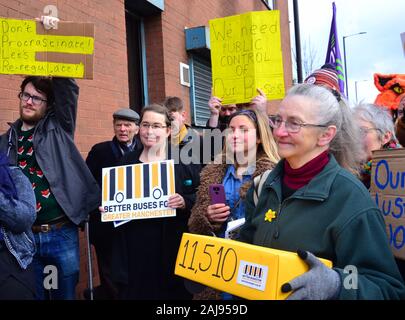 Eine Gruppe von etwa 25 Demonstranten fordern bessere Busverbindungen durch Manchester, Vereinigtes Königreich, am 3. Januar 2020. Die Gruppe marschierte von der Stagecoach Bus Depot in Ardwick für das Amt des Bürgermeisters von Greater Manchester, Andy Burnham, auf der Oxford Road, in einer Petition von 11,510 Unterschriften zu übergeben. Die Demonstranten forderten die Busse wieder in öffentliche Kontrolle gebracht zu werden. Der Gruppe gehörten Andrew Gwynne, Labour MP für Denton und Rötlich in Greater Manchester und Shadow Minister für kommunale Angelegenheiten und örtliche Selbstverwaltung. Stockfoto