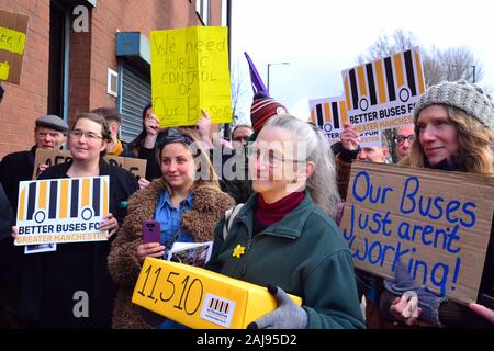 Eine Gruppe von etwa 25 Demonstranten fordern bessere Busverbindungen durch Manchester, Vereinigtes Königreich, am 3. Januar 2020. Die Gruppe marschierte von der Stagecoach Bus Depot in Ardwick für das Amt des Bürgermeisters von Greater Manchester, Andy Burnham, auf der Oxford Road, in einer Petition von 11,510 Unterschriften zu übergeben. Die Demonstranten forderten die Busse wieder in öffentliche Kontrolle gebracht zu werden. Der Gruppe gehörten Andrew Gwynne, Labour MP für Denton und Rötlich in Greater Manchester und Shadow Minister für kommunale Angelegenheiten und örtliche Selbstverwaltung. Stockfoto