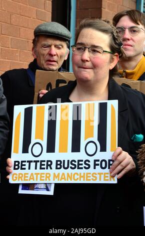 Eine Gruppe von etwa 25 Demonstranten fordern bessere Busverbindungen durch Manchester, Vereinigtes Königreich, am 3. Januar 2020. Die Gruppe marschierte von der Stagecoach Bus Depot in Ardwick für das Amt des Bürgermeisters von Greater Manchester, Andy Burnham, auf der Oxford Road, in einer Petition von 11,510 Unterschriften zu übergeben. Die Demonstranten forderten die Busse wieder in öffentliche Kontrolle gebracht zu werden. Der Gruppe gehörten Andrew Gwynne, Labour MP für Denton und Rötlich in Greater Manchester und Shadow Minister für kommunale Angelegenheiten und örtliche Selbstverwaltung. Stockfoto