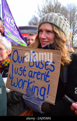 Eine Gruppe von etwa 25 Demonstranten fordern bessere Busverbindungen durch Manchester, Vereinigtes Königreich, am 3. Januar 2020. Die Gruppe marschierte von der Stagecoach Bus Depot in Ardwick für das Amt des Bürgermeisters von Greater Manchester, Andy Burnham, auf der Oxford Road, in einer Petition von 11,510 Unterschriften zu übergeben. Die Demonstranten forderten die Busse wieder in öffentliche Kontrolle gebracht zu werden. Der Gruppe gehörten Andrew Gwynne, Labour MP für Denton und Rötlich in Greater Manchester und Shadow Minister für kommunale Angelegenheiten und örtliche Selbstverwaltung. Stockfoto