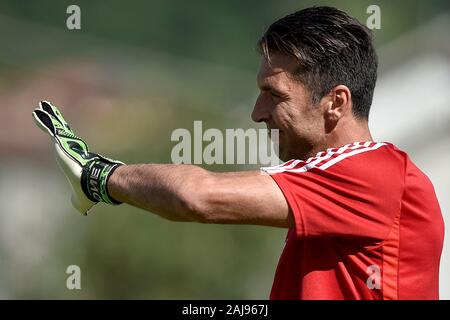 Villar Perosa, Turin, Italien. 14. August 2019: Gianluigi Buffon von Juventus Turin FC Gesten vor der Vorsaison Freundschaftsspiel zwischen FC Juventus und Juventus Turin U 19. FC Juventus gewann 3-1 über juventus U 19. Credit: Nicolò Campo/Alamy leben Nachrichten Stockfoto