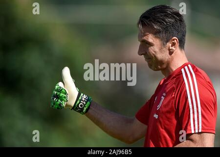 Villar Perosa, Turin, Italien. 14. August 2019: Gianluigi Buffon von Juventus Turin FC Gesten vor der Vorsaison Freundschaftsspiel zwischen FC Juventus und Juventus Turin U 19. FC Juventus gewann 3-1 über juventus U 19. Credit: Nicolò Campo/Alamy leben Nachrichten Stockfoto