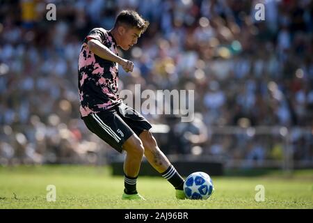 Villar Perosa, Turin, Italien. 14. August, 2019: Paulo Dybala von Juventus Turin FC in Aktion während der Aufwärmphase vor der Vorsaison Freundschaftsspiel zwischen FC Juventus und Juventus Turin U 19. FC Juventus gewann 3-1 über juventus U 19. Credit: Nicolò Campo/Alamy leben Nachrichten Stockfoto