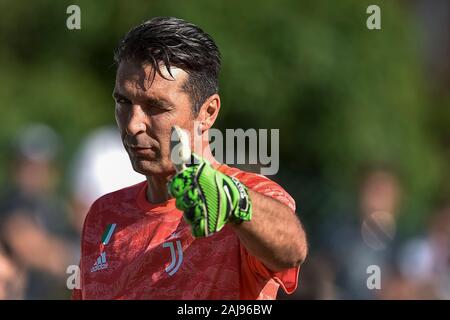 Villar Perosa, Turin, Italien. 14. August 2019: Gianluigi Buffon von Juventus Turin FC Gesten vor der Vorsaison Freundschaftsspiel zwischen FC Juventus und Juventus Turin U 19. FC Juventus gewann 3-1 über juventus U 19. Credit: Nicolò Campo/Alamy leben Nachrichten Stockfoto