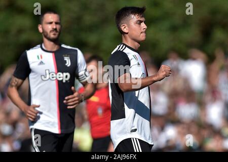 Villar Perosa, Turin, Italien. 14. August, 2019: Paulo Dybala (C) von Juventus Turin FC feiert nach dem Scoring der öffnung Ziel während der Vorsaison Freundschaftsspiel zwischen FC Juventus und Juventus Turin U 19. FC Juventus gewann 3-1 über juventus U 19. Credit: Nicolò Campo/Alamy leben Nachrichten Stockfoto