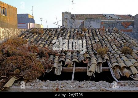 Dach Tonziegel auf alten Wohnhäusern in Sciacca, Sizilien, Italien. Stockfoto