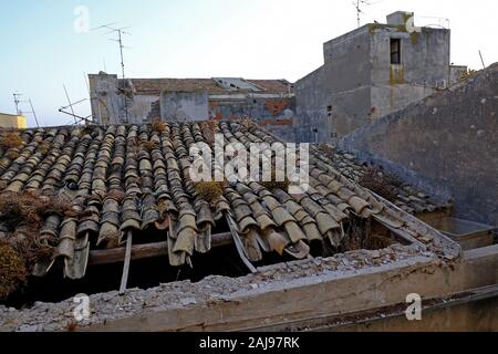 Dach Tonziegel auf alten Wohnhäusern in Sciacca, Sizilien, Italien. Stockfoto