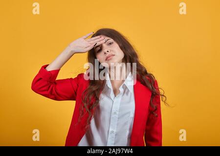 Hübsche Frau in weißem Hemd und Jacke die Hände auf den Kopf, Kopfschmerzen Stockfoto