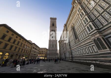 Blick auf die Piazza del Duomo in Florenz mit Giottos Glockenturm im Hintergrund Stockfoto