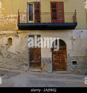 Die Außenseite des alten Haus im historischen Zentrum von Sciacca, Sizilien, Italien. Stockfoto