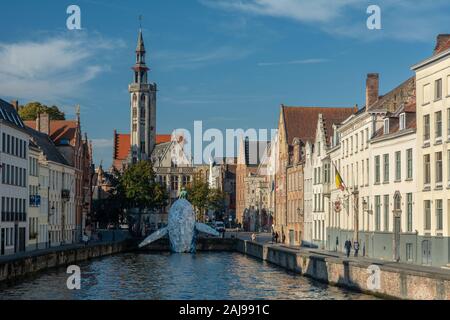 Brügge, Belgien - Oktober 6, 2018: die Wolkenkratzer von Brügge Studiokca (Wal) aus 5 Tonnen Kunststoffabfälle. Es ist in Brügge, Belgien. Stockfoto