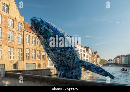 Brügge, Belgien - Oktober 6, 2018: die Wolkenkratzer von Brügge Studiokca (Wal) aus 5 Tonnen Kunststoffabfälle. Es ist in Brügge, Belgien. Stockfoto