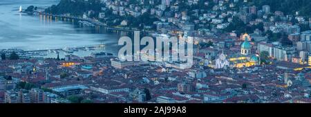 Como - das Panorama der Stadt mit der Kathedrale und dem Comer See in der Abenddämmerung. Stockfoto