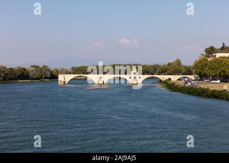 Blick auf die Pont du Avignon über Rhone - Palais des Papes und Notre Dame Dom in Avignon - Frankreich Stockfoto