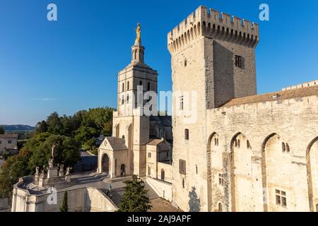 Außenansicht des Palais des Papes Kathedrale (oder Papst's Palace) in Avignon, Provence, Südfrankreich. Stockfoto
