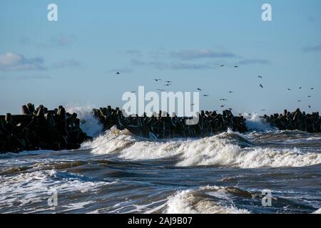 Liepaja Hafen Nord Maulwurf in stürmischen Tag, Lettland. Stockfoto