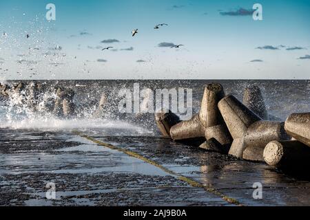 Liepaja Hafen Nord Maulwurf in stürmischen Tag, Lettland. Stockfoto