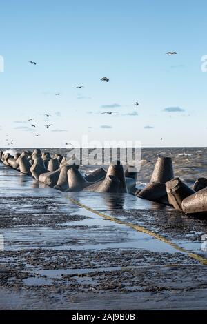 Liepaja Hafen Nord Maulwurf in stürmischen Tag, Lettland. Stockfoto