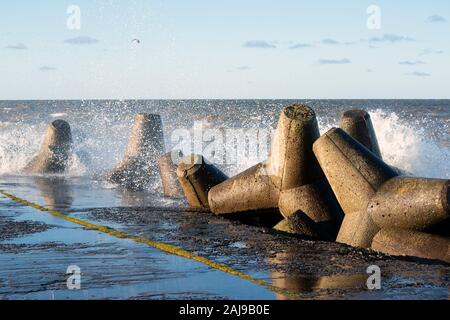 Liepaja Hafen Nord Maulwurf in stürmischen Tag, Lettland. Stockfoto